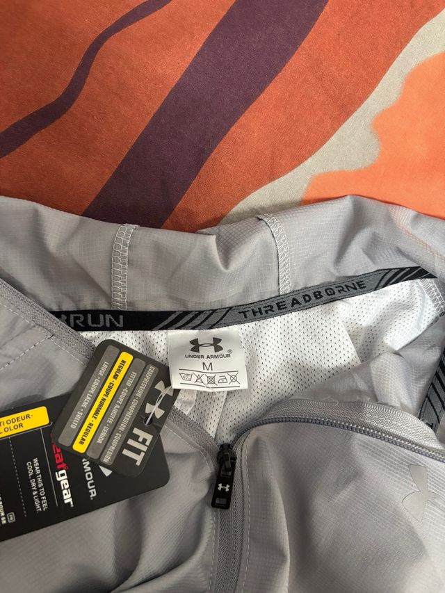 Chaqueta Under Armour gris con capucha, TALLA M