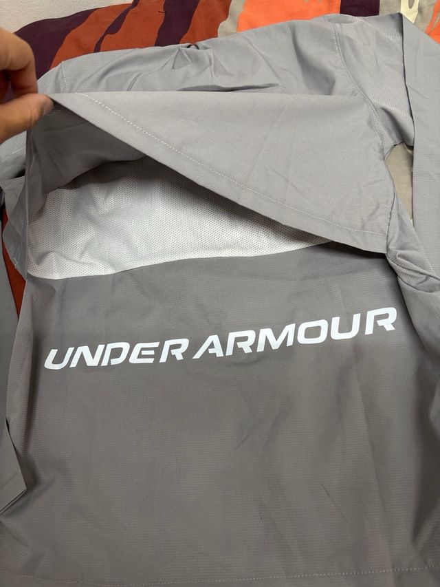 Chaqueta Under Armour gris con capucha, TALLA M