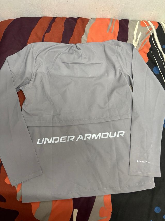 Chaqueta Under Armour gris con capucha, TALLA M