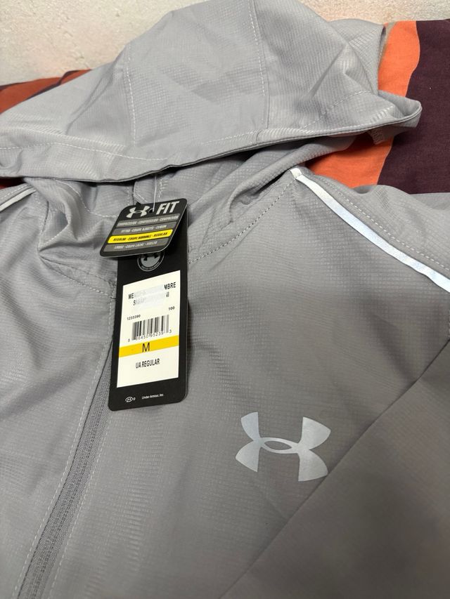 Chaqueta Under Armour gris con capucha, TALLA M