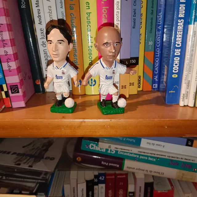 Statuina da collezione di un calciatore con testa grande. Raúl e R Carlos