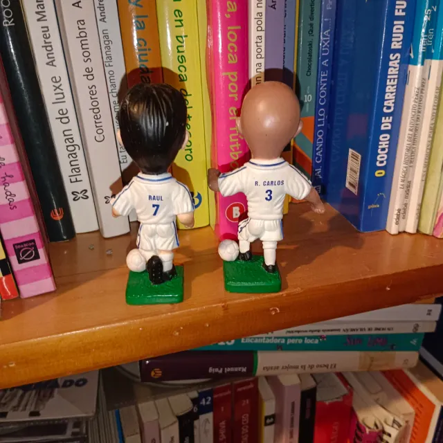 Statuina da collezione di un calciatore con testa grande. Raúl e R Carlos