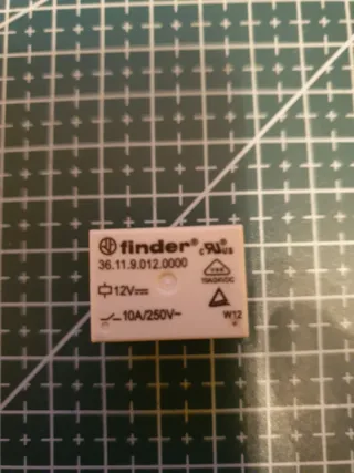 Relé Finder 12V 10A/250V
