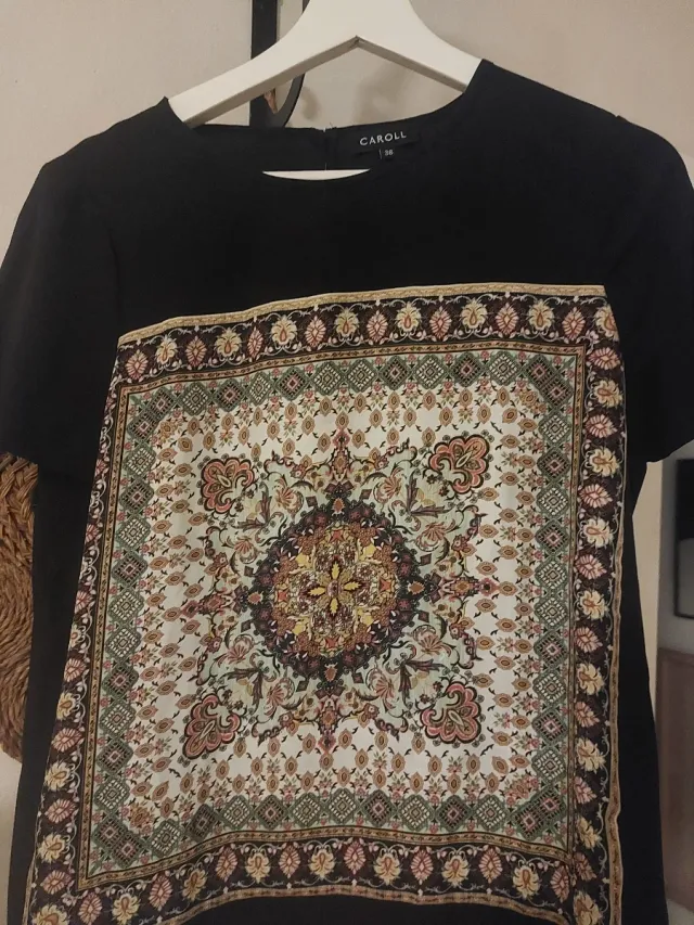 Blusa CAROLL negra con estampado