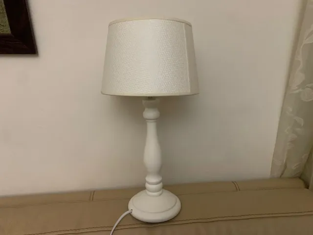 Lámpara de mesa blanca y beige