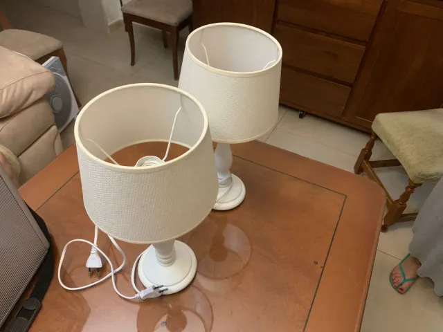 Lámpara de mesa blanca y beige