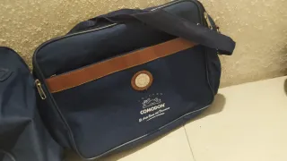 Maleta, bolsa de viaje y neceser azul