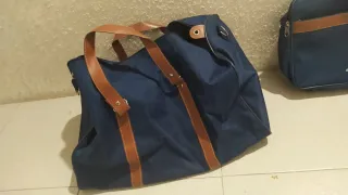 Maleta, bolsa de viaje y neceser azul