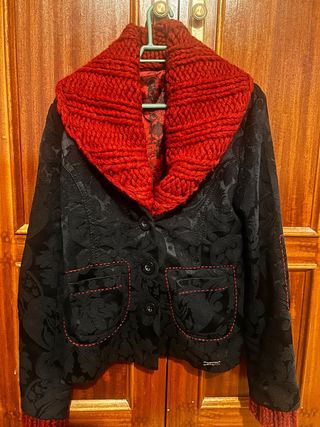 Chaqueta Desigual Negra con Cuello Rojo