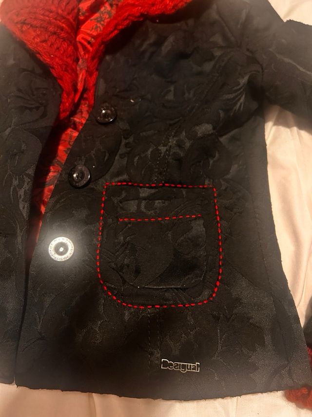 Chaqueta Desigual Negra con Cuello Rojo