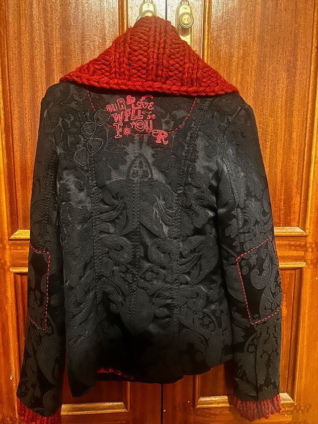 Chaqueta Desigual Negra con Cuello Rojo
