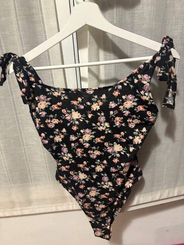 Body floral negro tirantes anudados