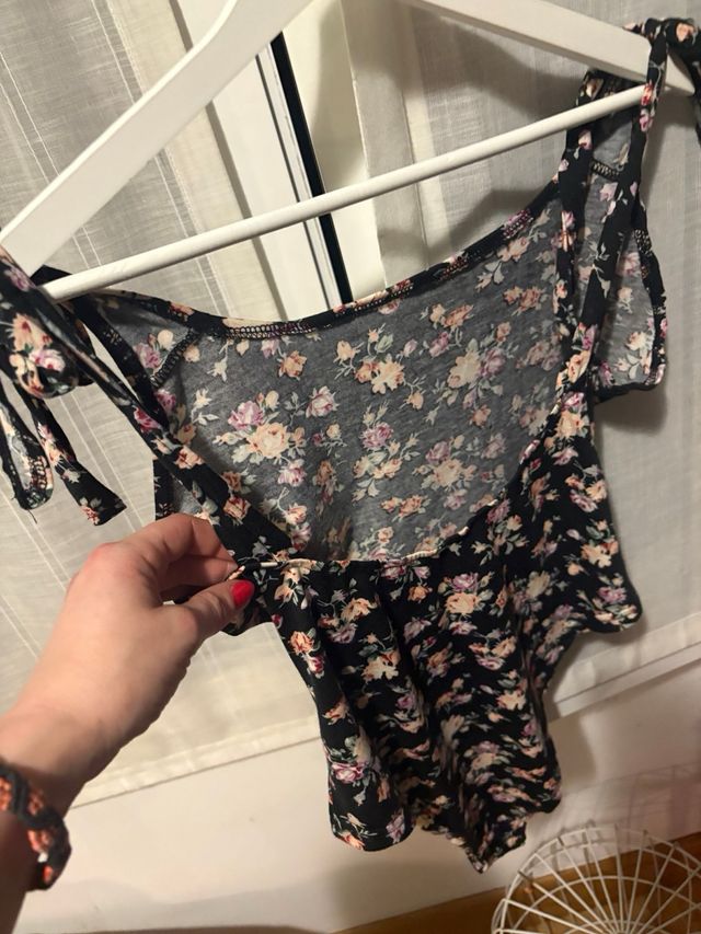 Body floral negro tirantes anudados