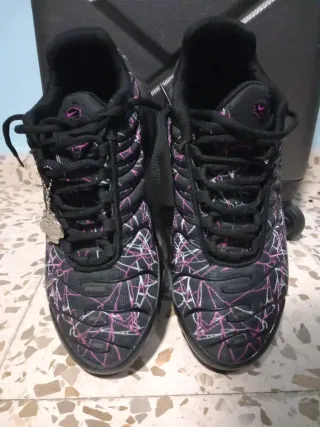 Zapatillas Nike TN Negras con Detalles Rosas