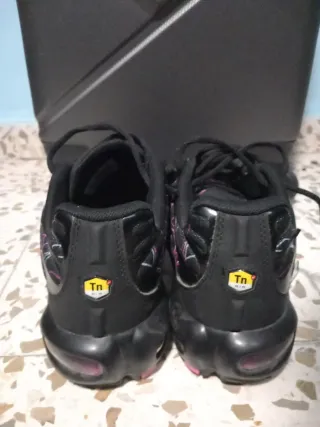 Zapatillas Nike TN Negras con Detalles Rosas