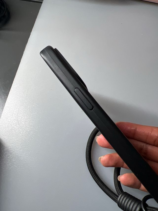 Funda iPhone 13 Pro Negra con Lanyard