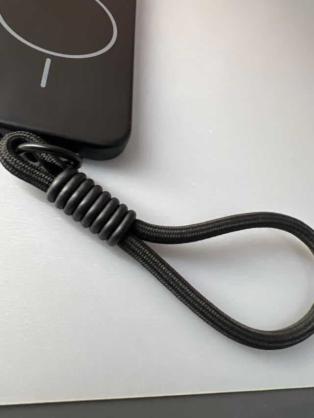 Funda iPhone 13 Pro Negra con Lanyard