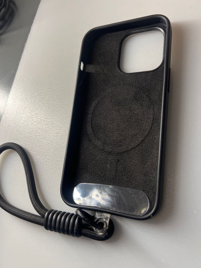 Funda iPhone 13 Pro Negra con Lanyard