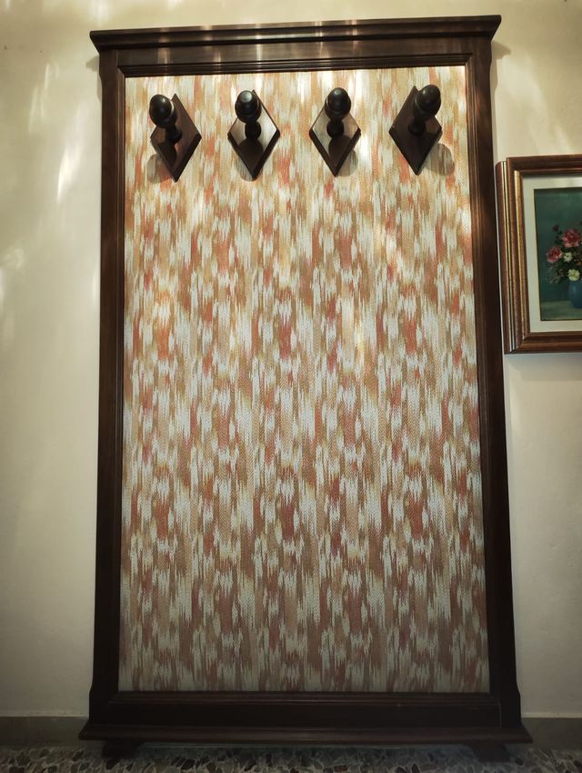 Appendiabiti da parete in legno e tessuto