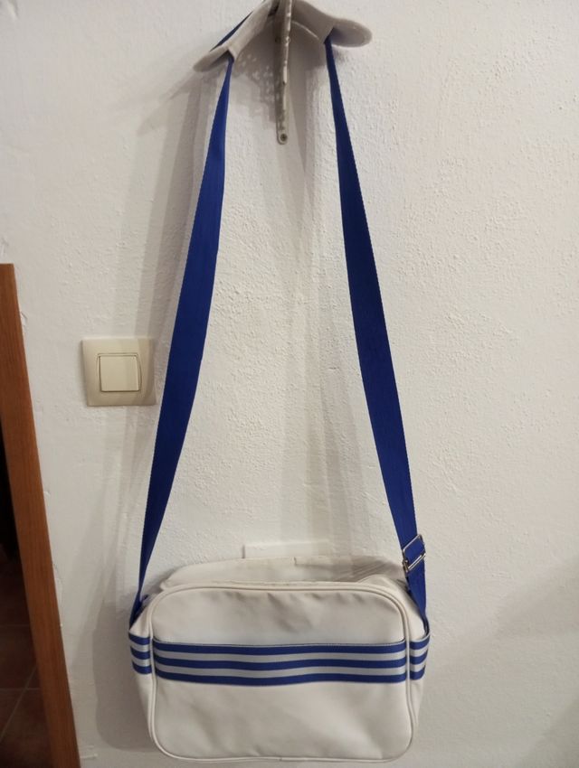Bolsa de deporte blanca y azul