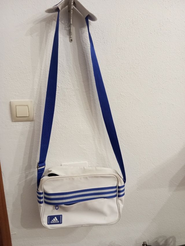 Bolsa de deporte blanca y azul