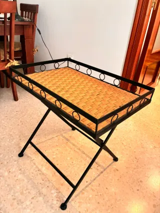 Tavolo ausiliario in ferro e vimini