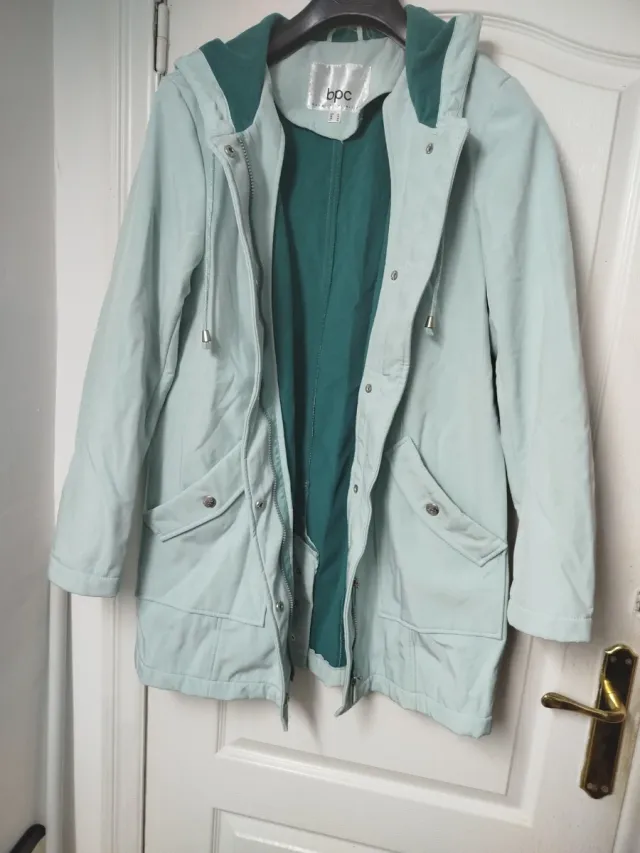Chaqueta BPC con capucha verde pálido