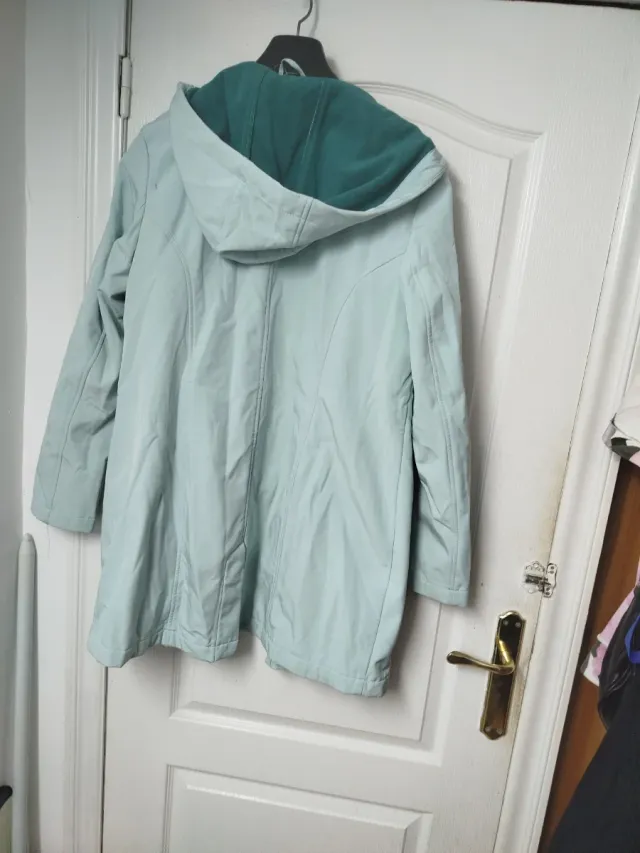 Chaqueta BPC con capucha verde pálido