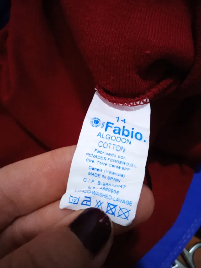 Camiseta cuello vuelto burdeos.T: 14 años. Unisex