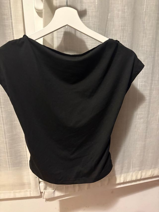 Top elegante espalda al aire negro