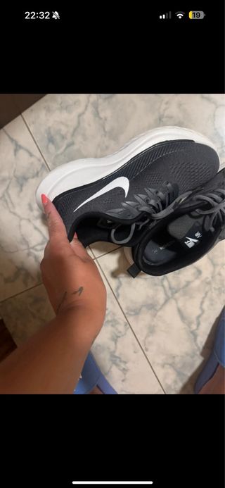 Zapatillas Nike Negras con Logo Blanco