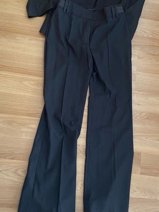 Traje chaqueta y pantalón gris. Mango