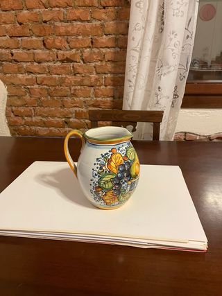 Brocca in ceramica decorata a mano