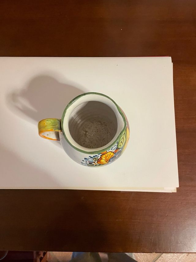 Brocca in ceramica decorata a mano
