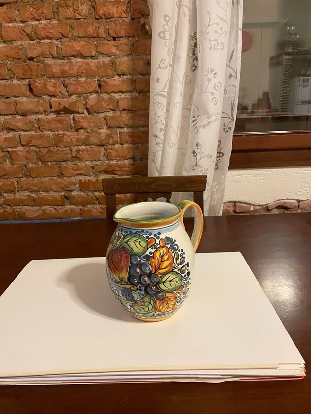 Brocca in ceramica decorata a mano