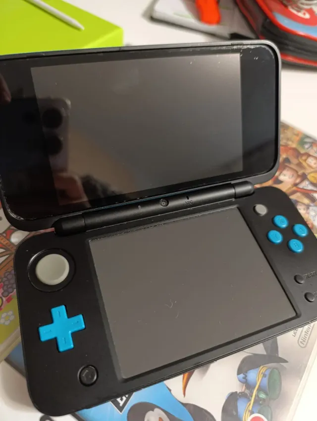 Nintendo 2DS XL Nero/Blu + 5 Giochi