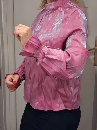 Blusa rosa con volantes