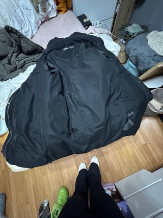 Cazadora Zara negra, la compré el año pasado