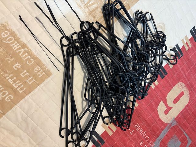 25 Novas Perchas Plásticas Pretas