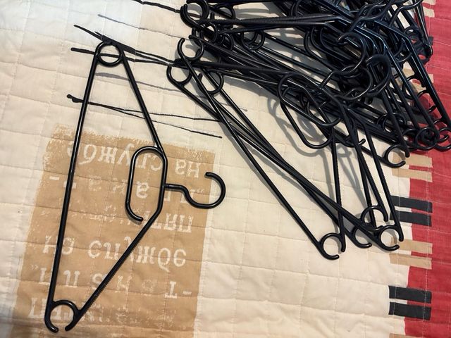 25 Novas Perchas Plásticas Pretas