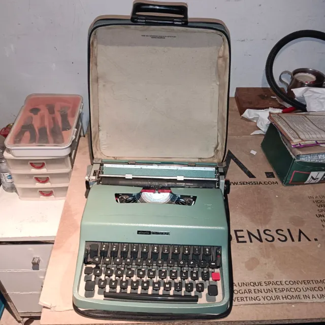 Macchina da scrivere Olivetti Lettera 32