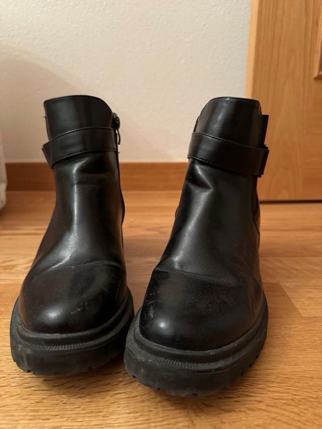 Botines chelsea negros con aplique hebilla