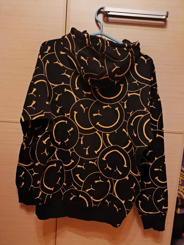 Sudadera Puma x Smiley Negra y Dorada