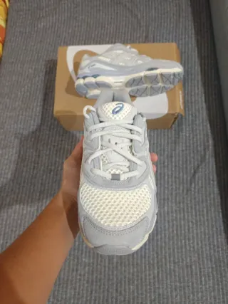 Zapatillas Asics Gel NYC Gris y Blanco Nuevas