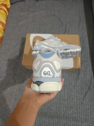 Zapatillas Asics Gel NYC Gris y Blanco Nuevas