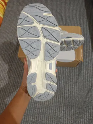 Zapatillas Asics Gel NYC Gris y Blanco Nuevas