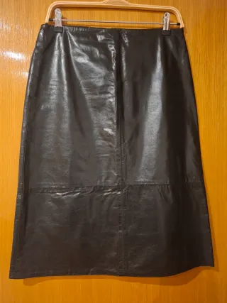 4 faldas negras y 1 azul marino