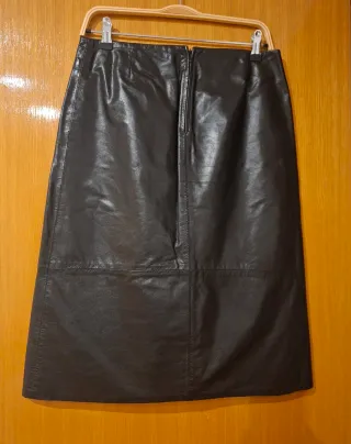 4 faldas negras y 1 azul marino