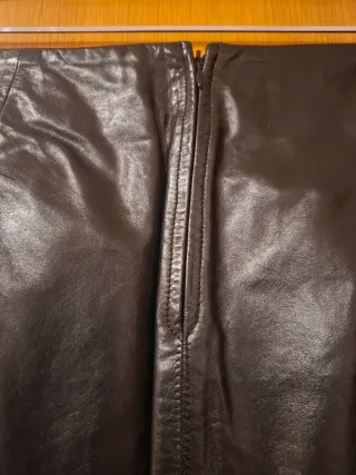 4 faldas negras y 1 azul marino