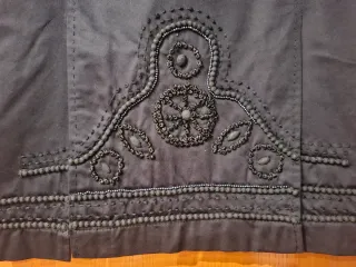 4 faldas negras y 1 azul marino